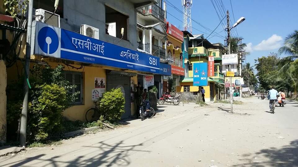 평일 대낮 은행 거리- 정부의 정책으로 이틀간 문을 닫는 인도 은행들.jpg