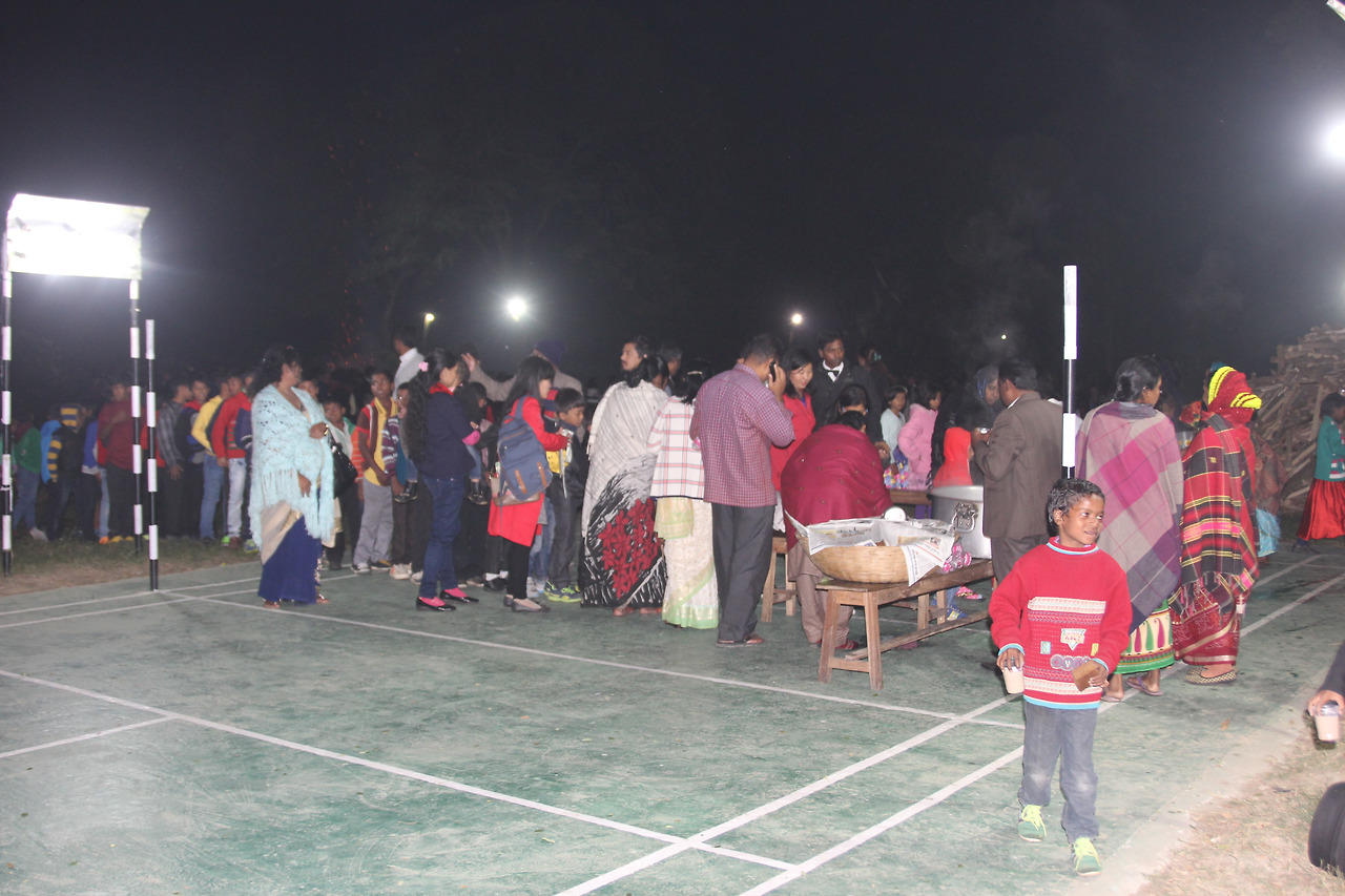 음식을 나누는 사람들.jpg