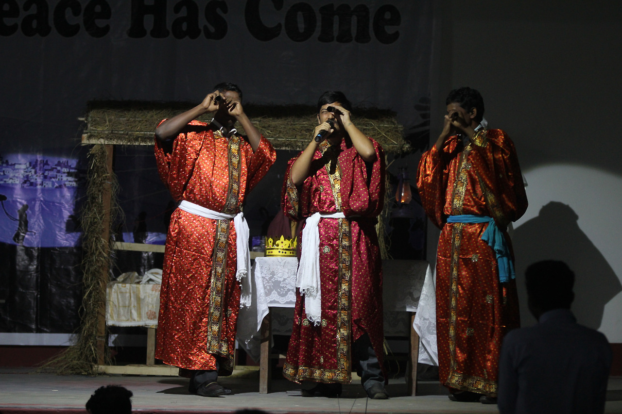 화려한 옷을 입은 동방박사들.jpg