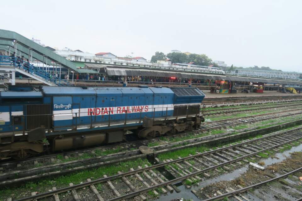 사진 1- 낡았으나 운치 있는 인도 기차.jpg