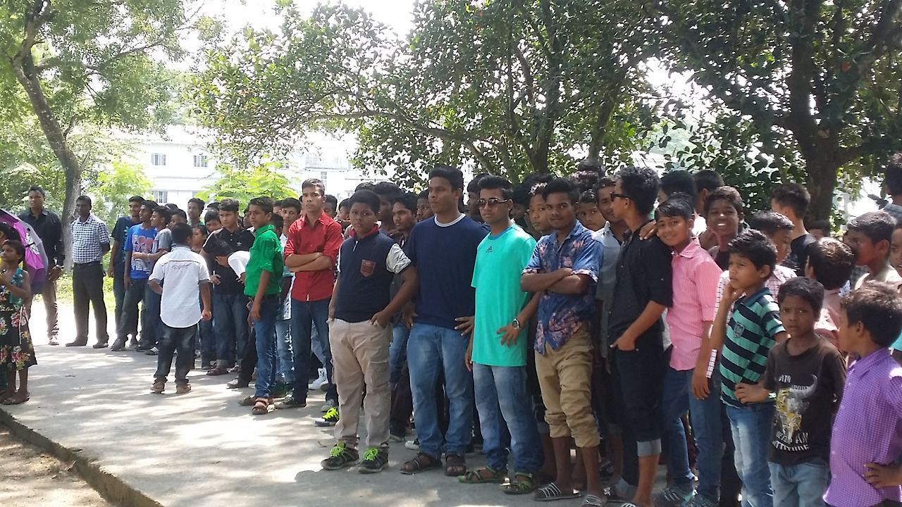 환영 전통춤을 보고 있는 남기숙사 생들.jpg