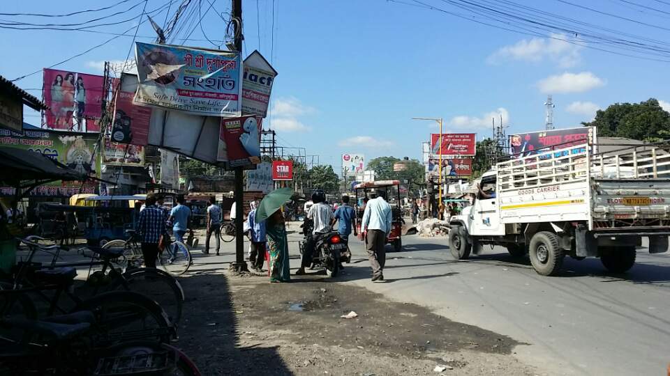 여전히 바쁘게 돌아가는 거리 모습.jpg
