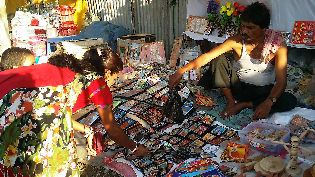 12. 역시 축제라면 여러 신들의 액자를 사야지.jpg