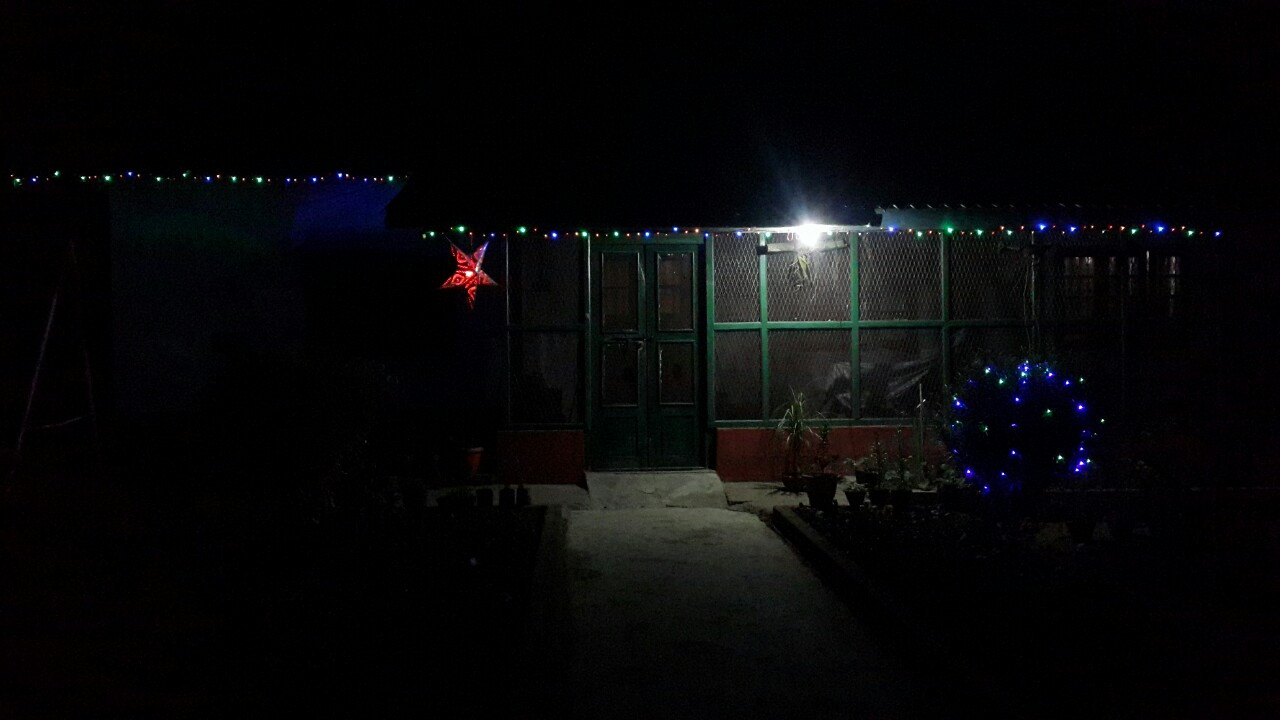 별과 전구들로 꾸민 집.jpg