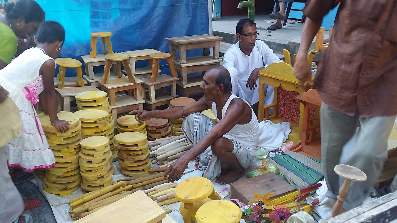 14. 손으로 직접 만든 차파티 만드는 도구를 파는 할아버지.jpg