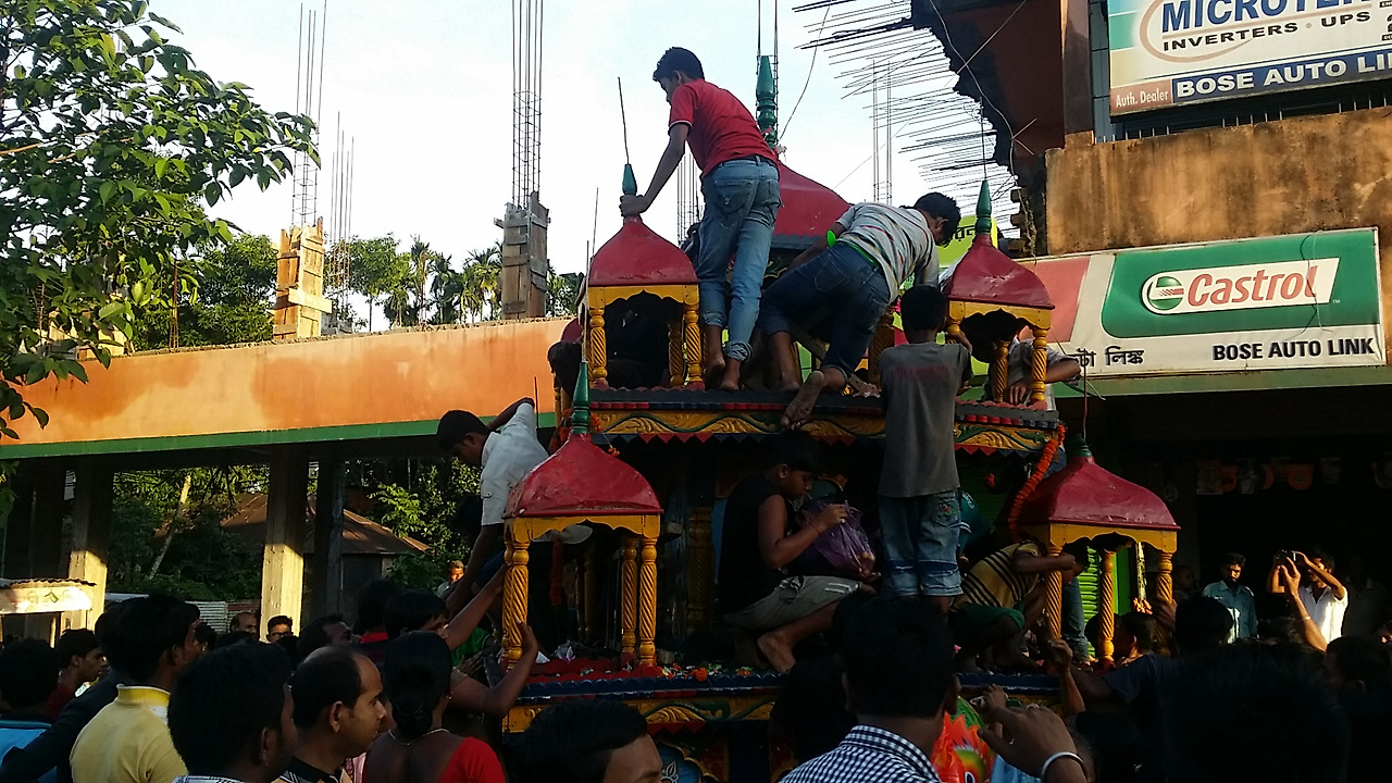 18. 신상을 운반하는 사이에 그 위에 올라가 축제를 즐기는 청년들.jpg