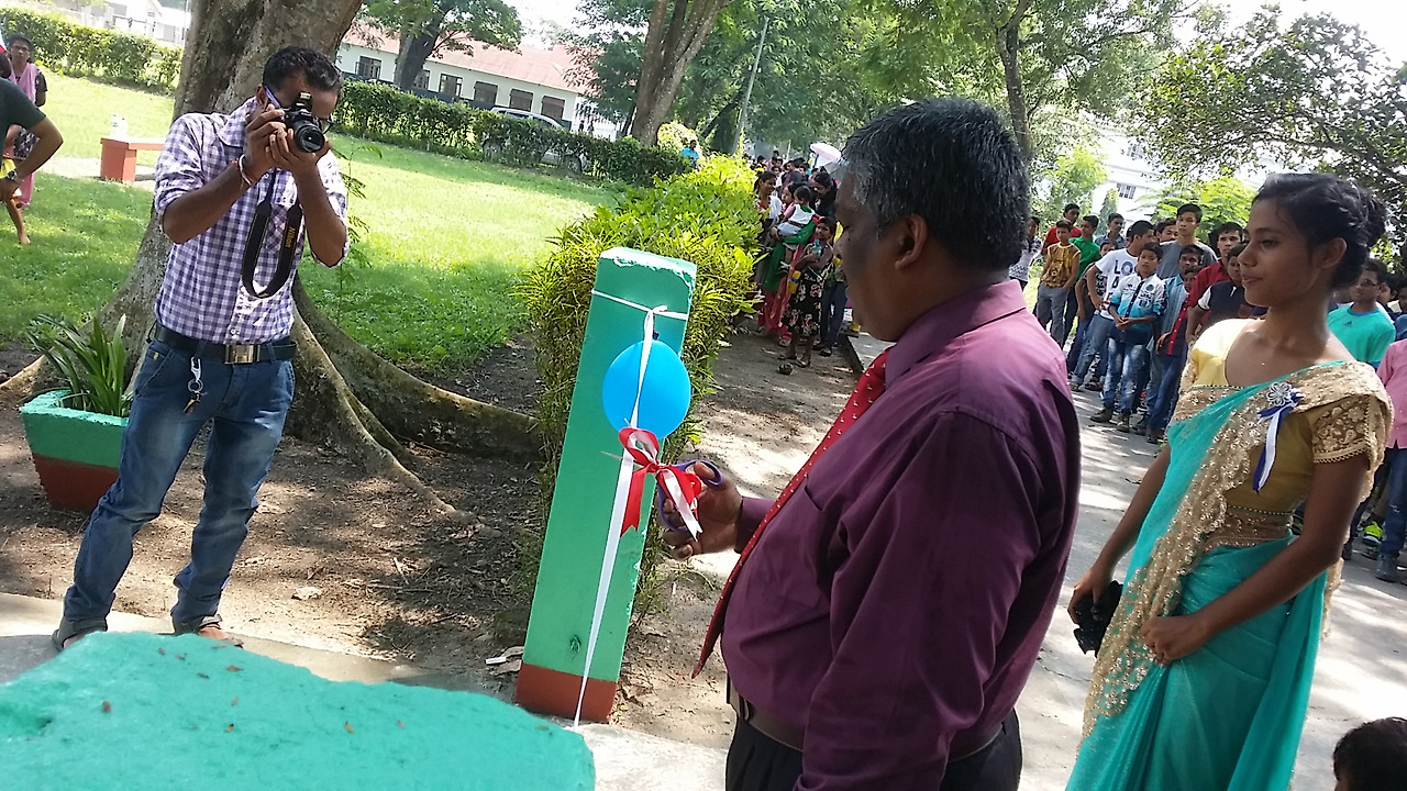 여기숙사 오픈하우스 리본을 끊는 교장선생님.jpg