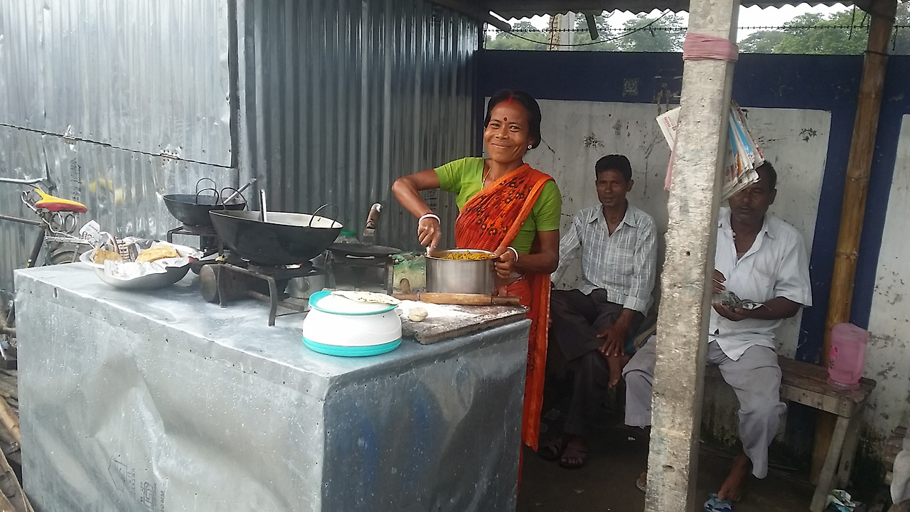 2.함박웃음을 지으며 커리를 만드는 아주머니.jpg