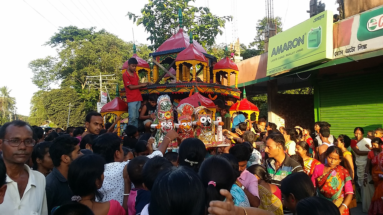 17. 신상을 들고 행진하는 사람들.jpg