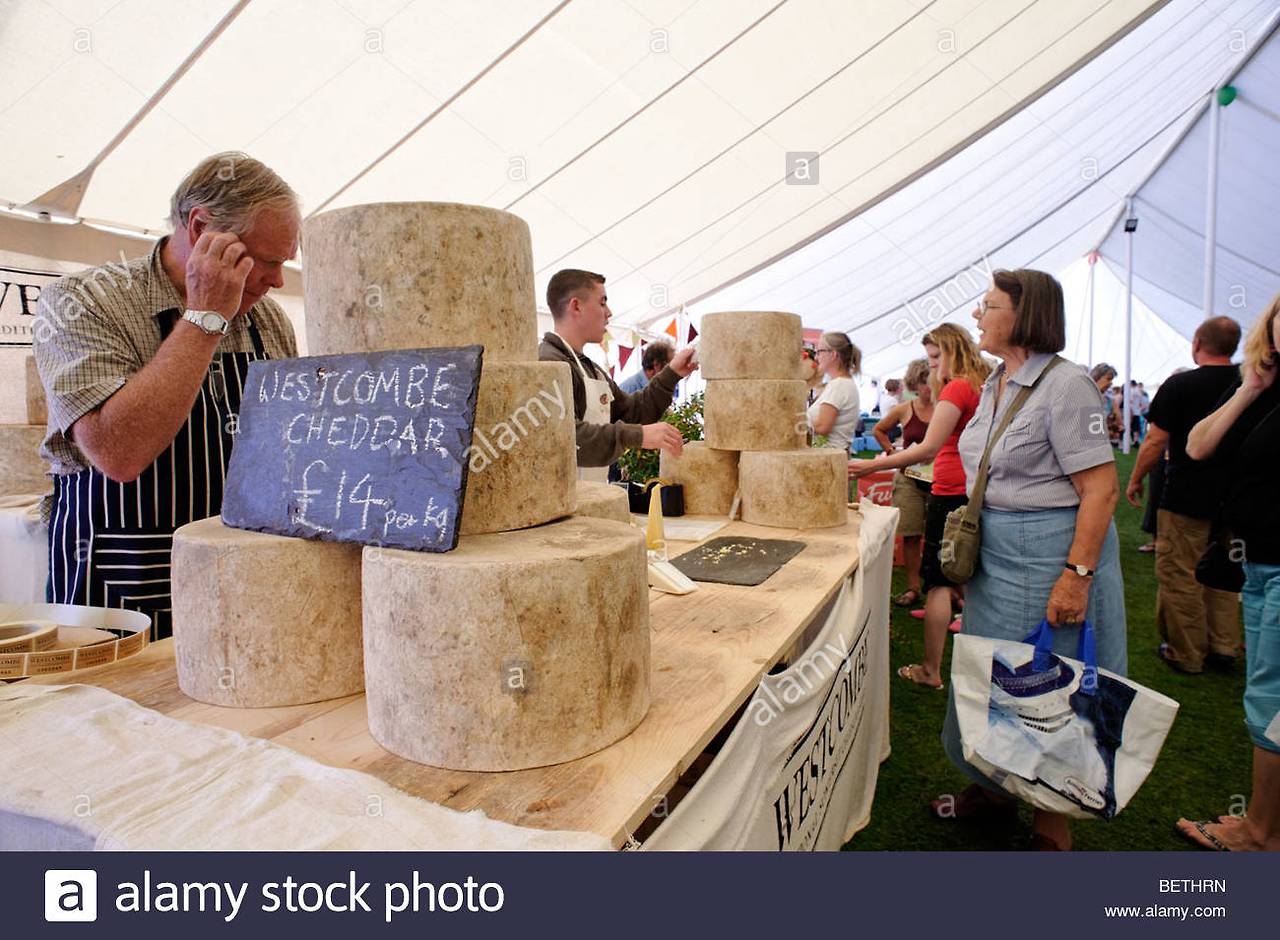 large-rounds-of-traditional-farmhouse-cheddar-cheese-at-a-west-country-BETHRN.jpg