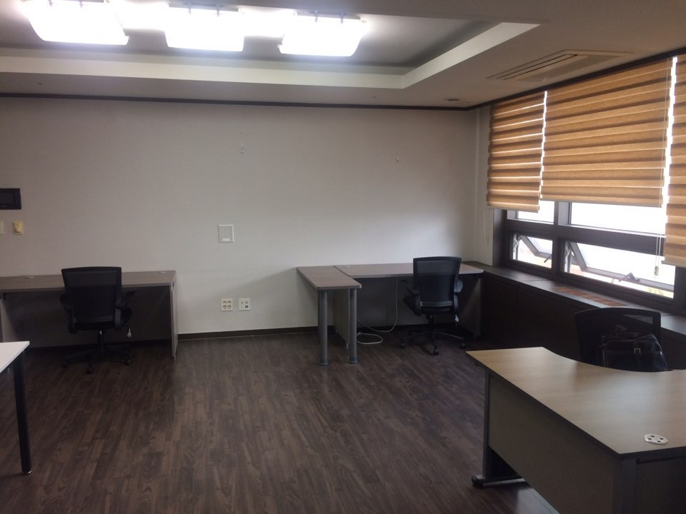 사무실 책상.jpg