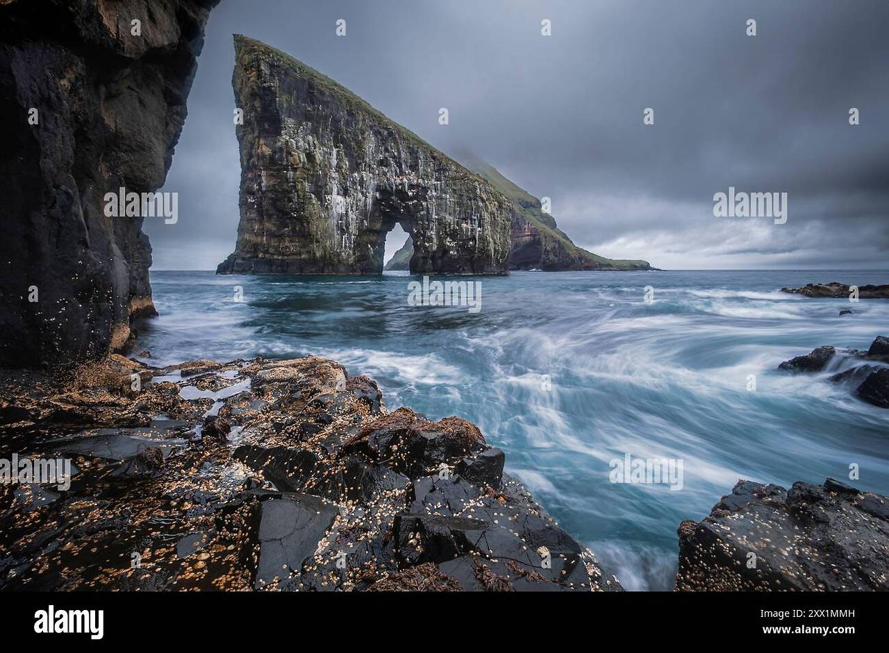 dramatic-sea-arch-of-drangarnir-and-waves-crashing-on-the-faroe-islands-coast-faroe-islands-denmark-atlantic-europe-2XX1MMH.jpg