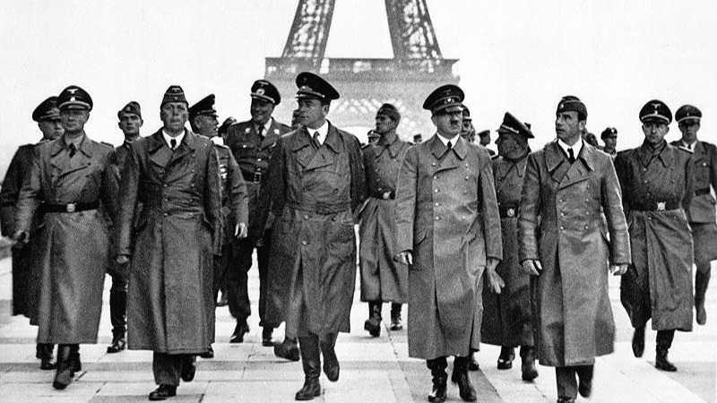 Adolf_Hitler,_Eiffel_Tower,_Paris_23_June_1940.jpg