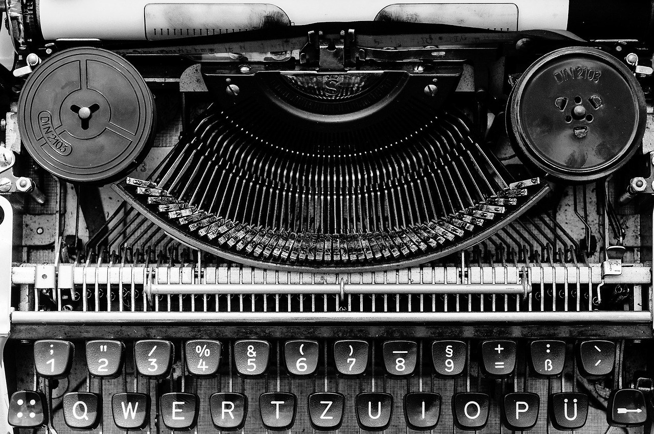 typewriter-1156829_1920.jpg