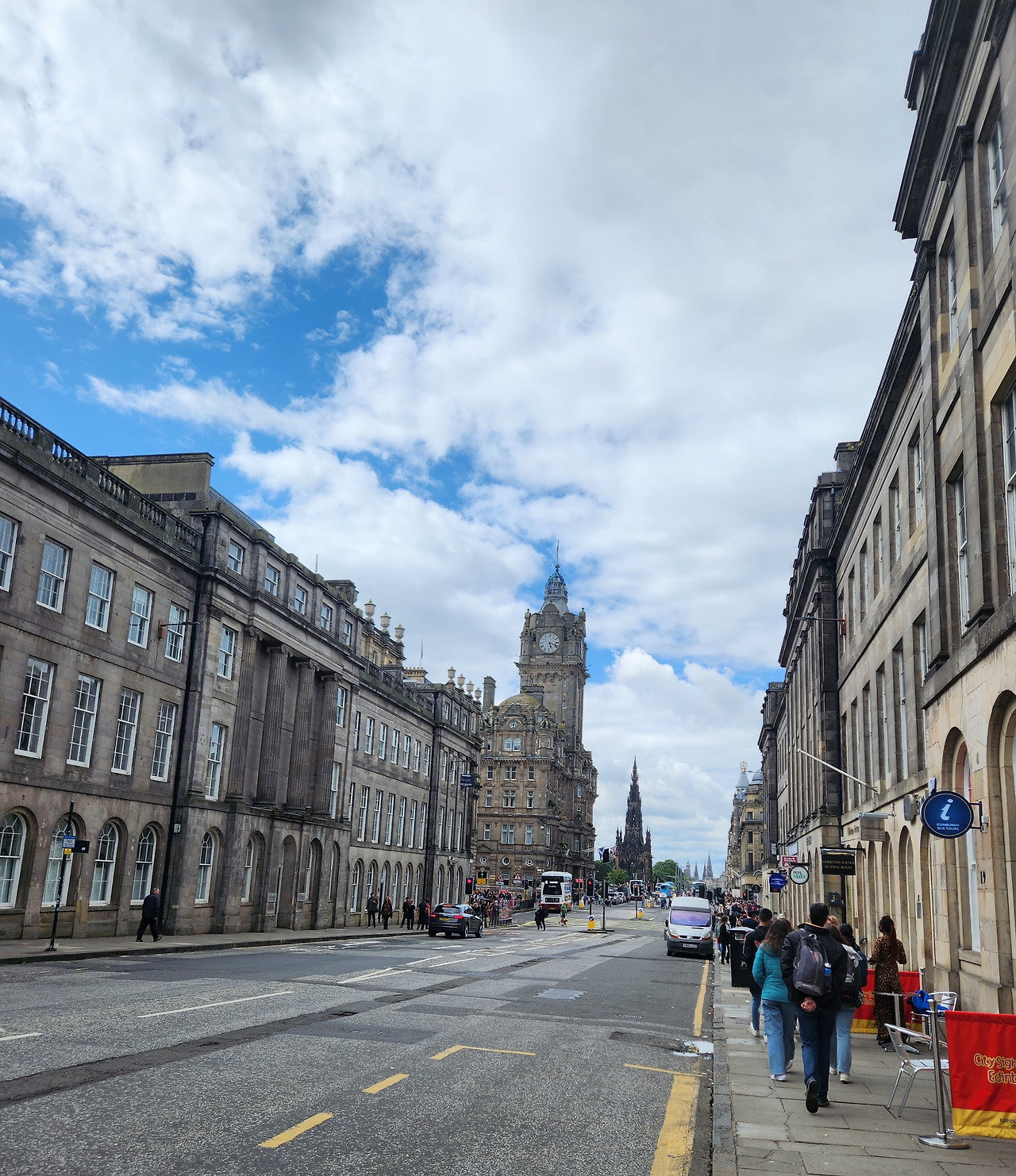 아침 에딘버러 시내.jpg