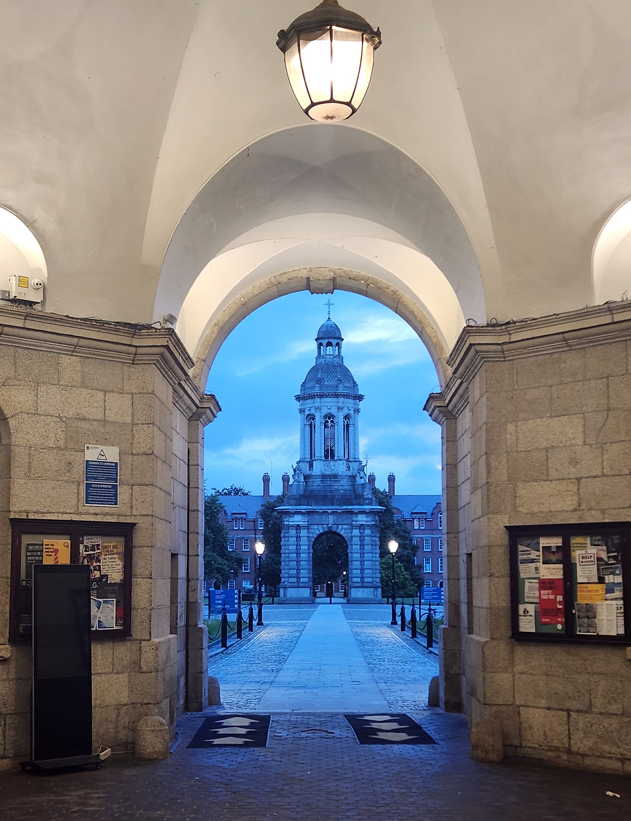 정문에서 바라본 새벽 트리니티.jpg