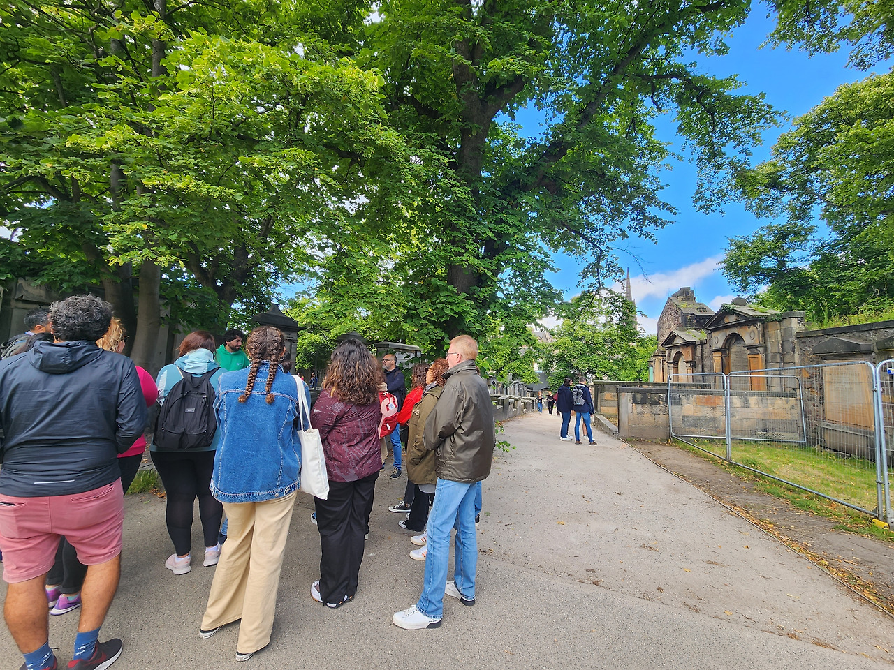 무덤 관광지.jpg