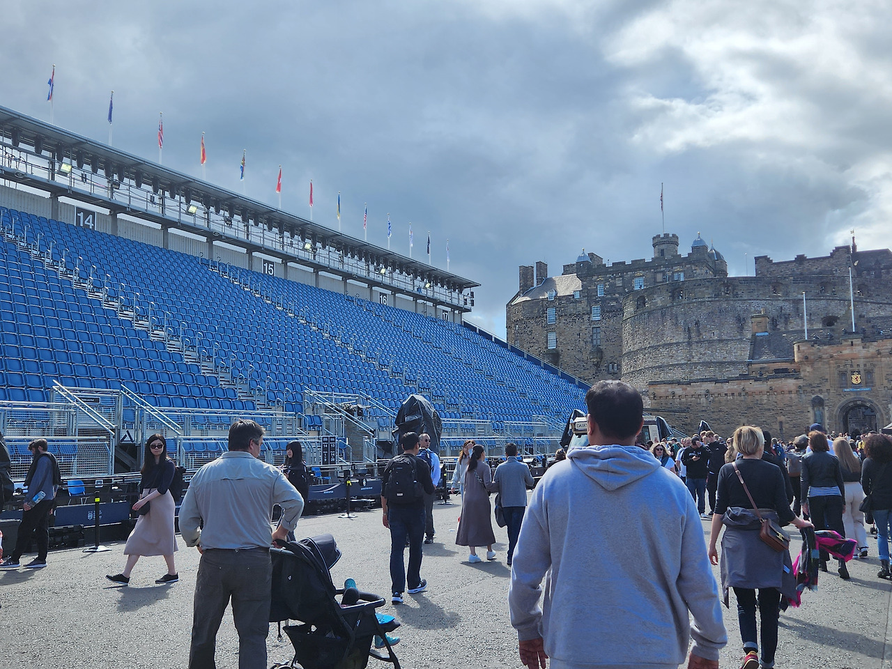 에딘버러 성앞1.jpg