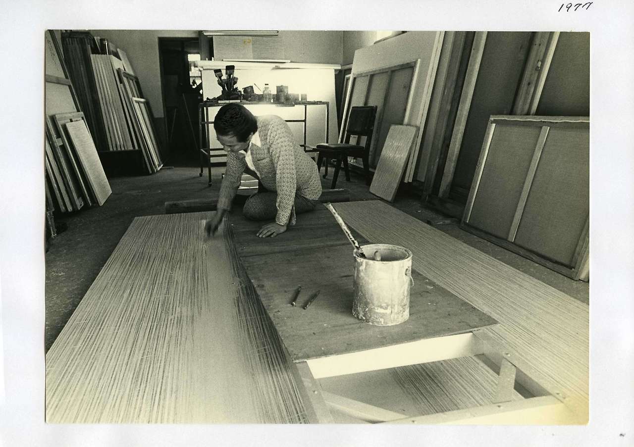Park_Seo-Bo_working_on_a_piece_of_his_Ecriture_at_his_Hapjeong-dong_studio_in_1977.jpg