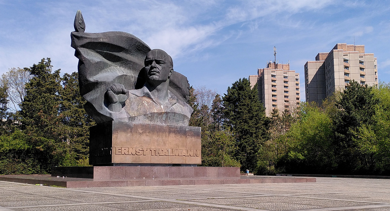 Ernst_Thälmann_Denkmal_2021_ohne_Graffiti_2.jpg