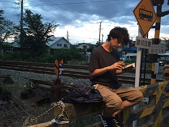 메이의 일기를 읽는 마사토.jpg