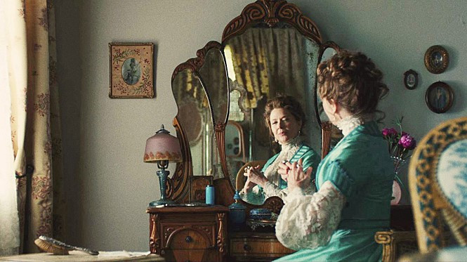 거울을 보는 이리나.jpg