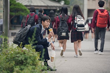 학교에서 기다리는 순호.jpg