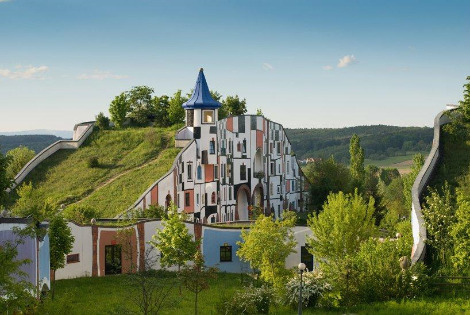 rogner-bad-blumau-spa-hotel-friedensreich-hundertwasser-austria-designboom-01.jpg