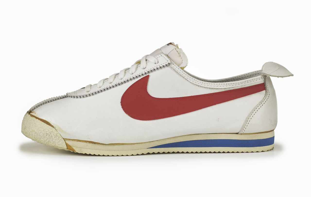 http-%2F%2Fs3.amazonaws.com%2Fnikeinc%2Fassets%2F37037%2FWhite_red_Cortez3_original.jpg