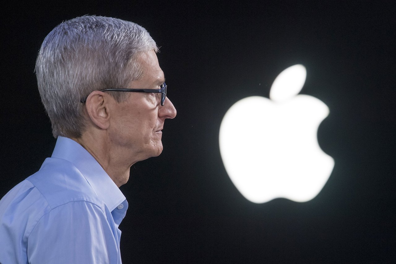 104523992-GettyImages-693012622-tim-cook.jpg