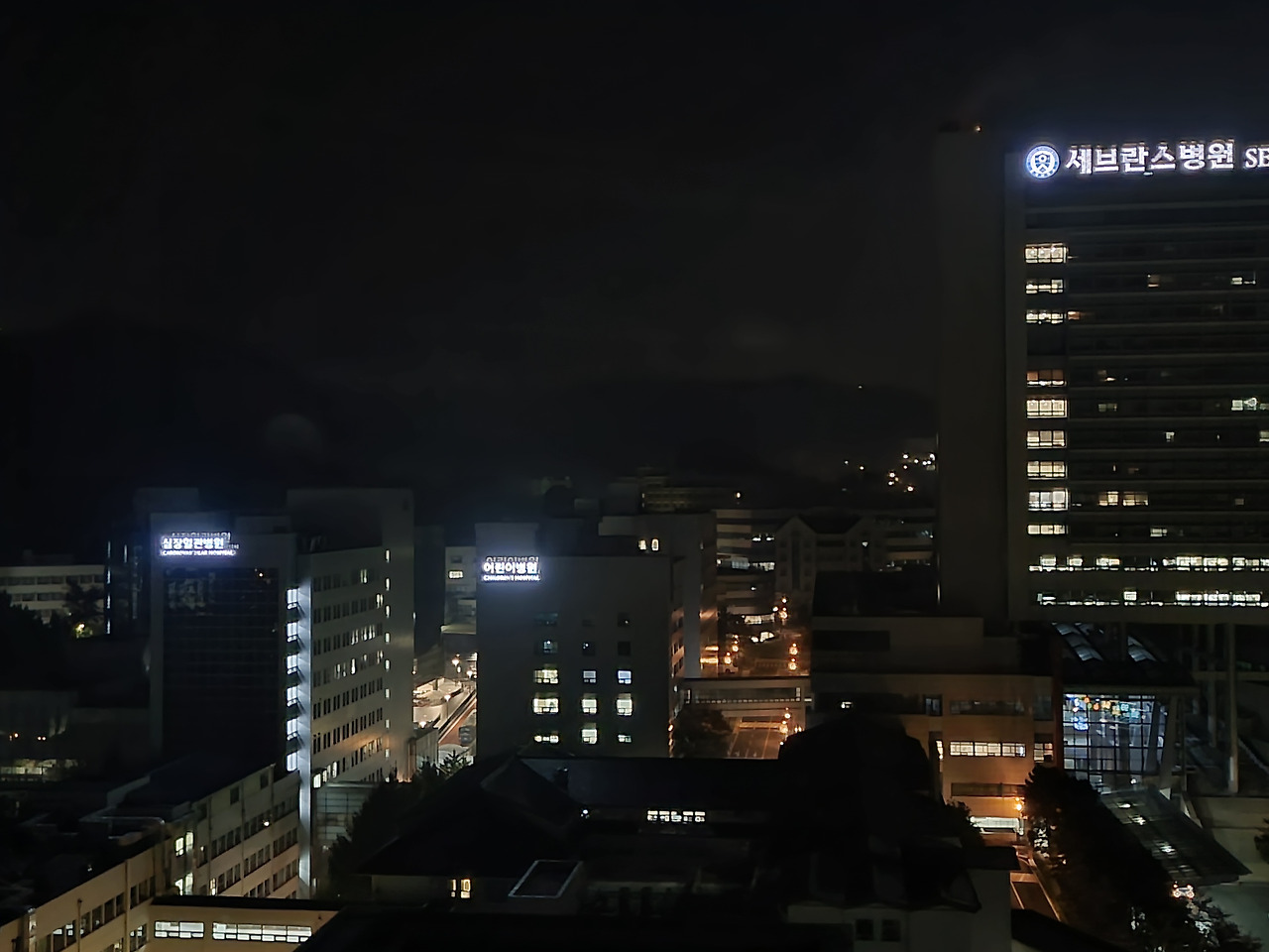 세브란스병원 병동 야경.jpg