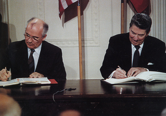 e_레이건과_고르바초프의_싸인-a.jpg