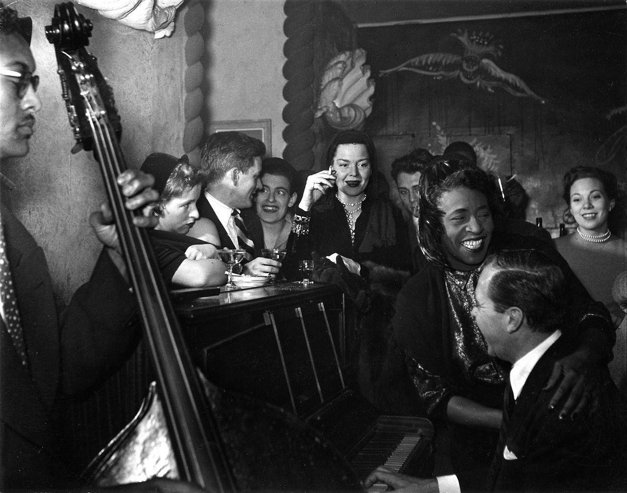 파리 시청 앞에서의 키스 로베르 두아노 다큐멘터리 영화 스틸컷 (2).jpg