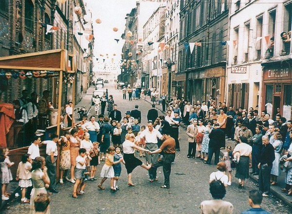 파리 시청 앞에서의 키스 로베르 두아노 다큐멘터리 영화 스틸컷05.jpg