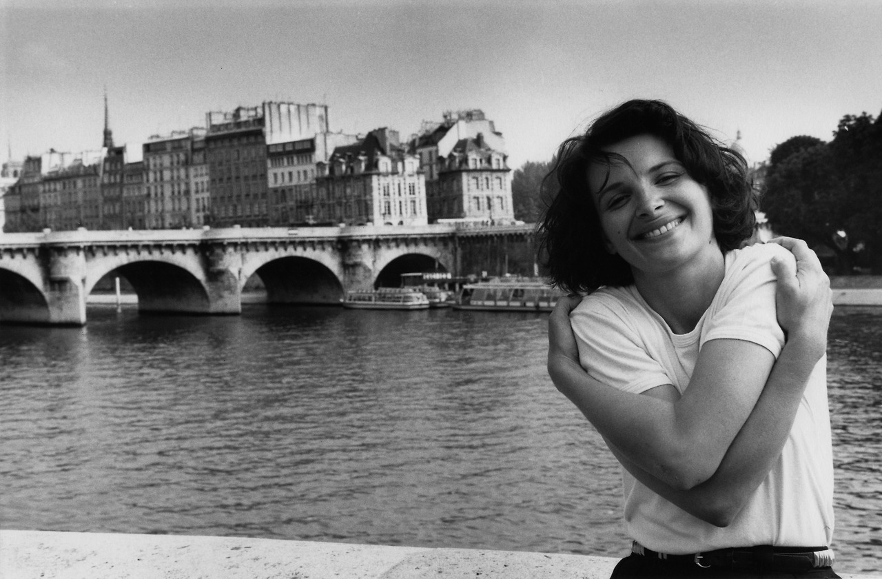 파리 시청 앞에서의 키스 로베르 두아노 다큐멘터리 영화 스틸컷06.jpg