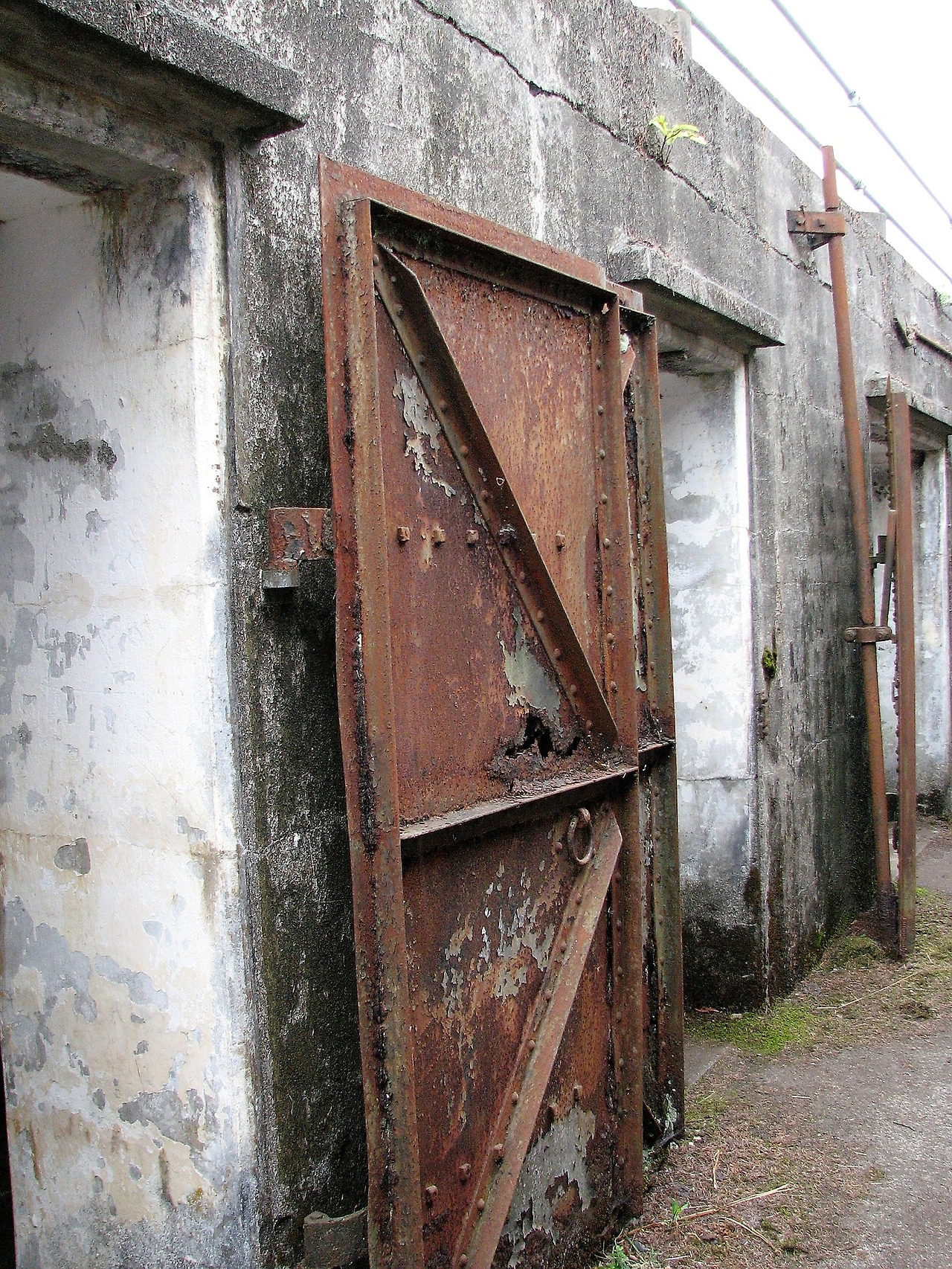 iron-door-2763023_1920.jpg