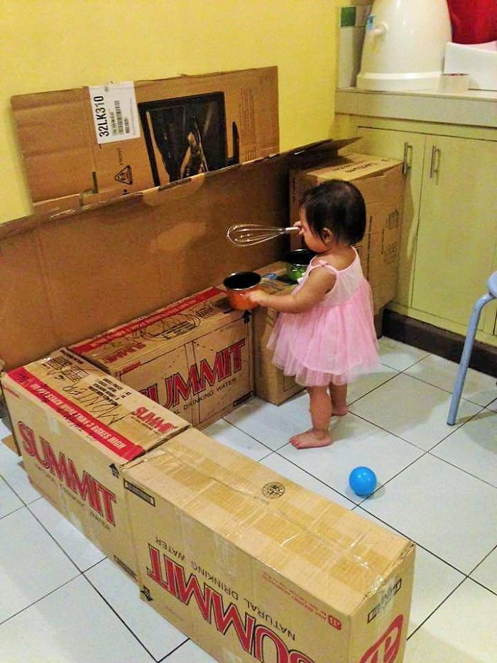 mom-makes-mini-diy-cardboard-kitchen-for-toddler8.jpg