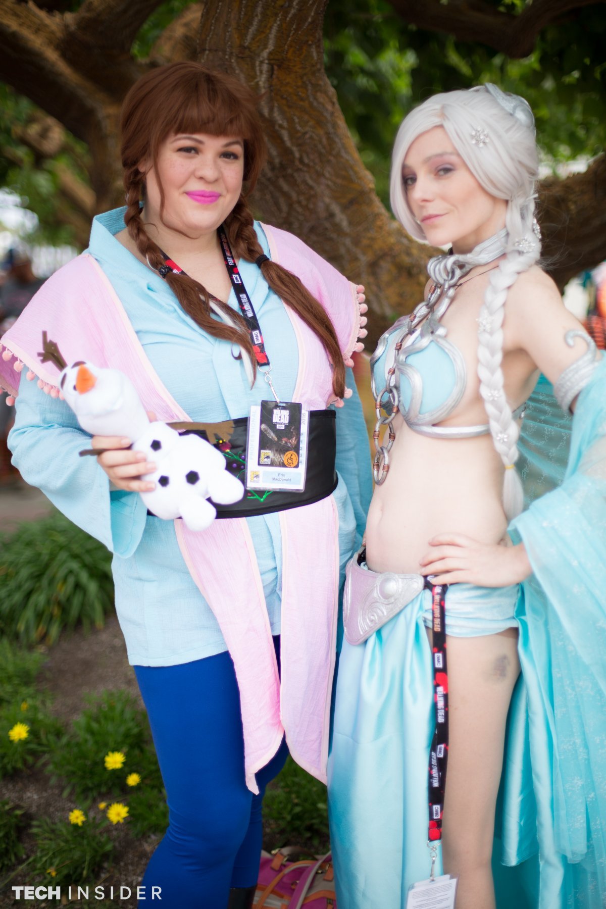 the-force-is-with-jedi-anna-and-elsa-who-dressed-as-slave-leia.jpg