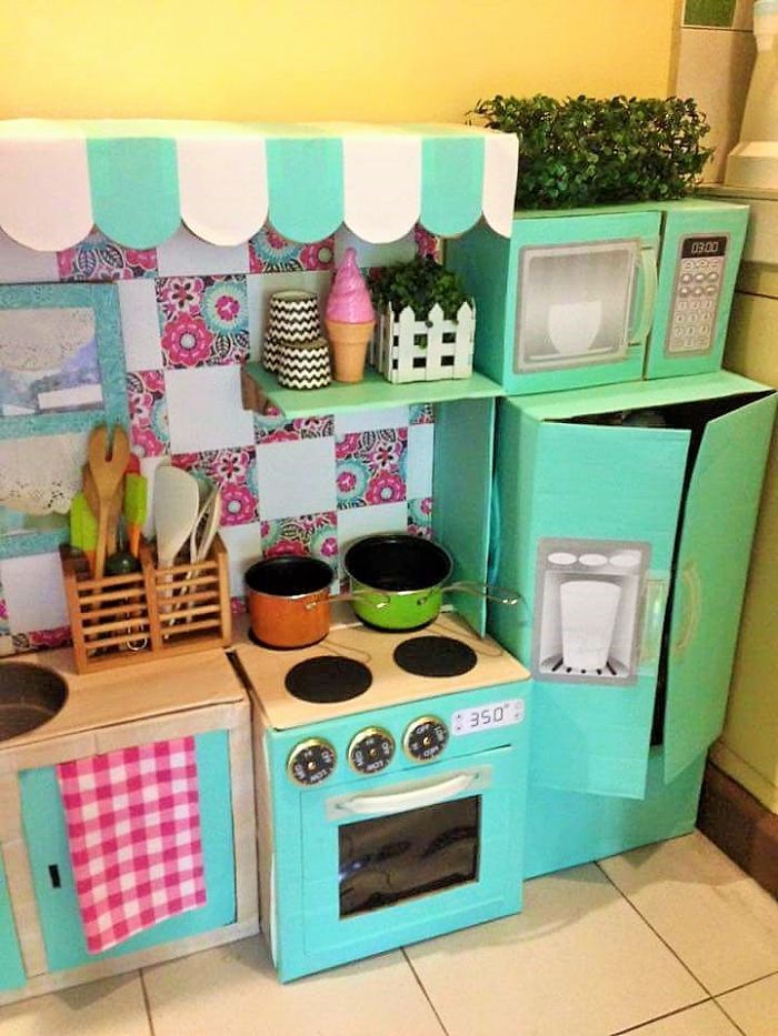 mom-makes-mini-diy-cardboard-kitchen-for-toddler2.jpg