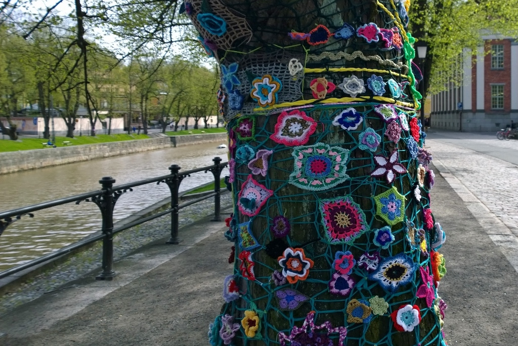 Yarn%2Bbombing%2Bof%2Bcrocheted%2Bflowers%2Bin%2BTurku.jpg
