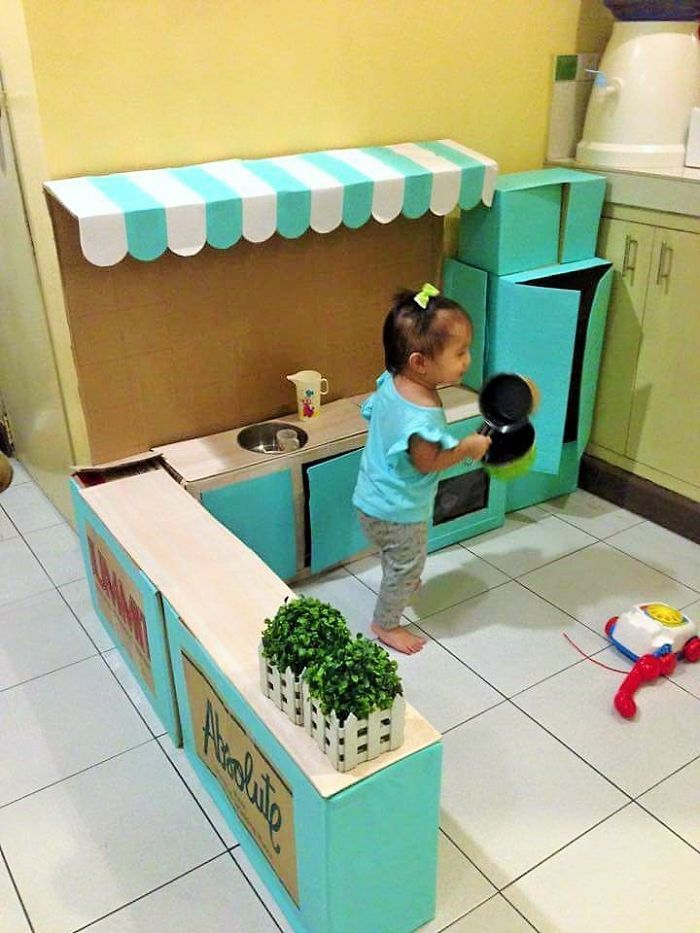 mom-makes-mini-diy-cardboard-kitchen-for-toddler6.jpg