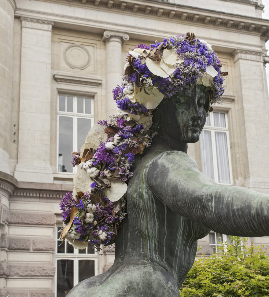 flower-crowns-beards-monuments-geoffroy-mottart-brussels-15.jpg