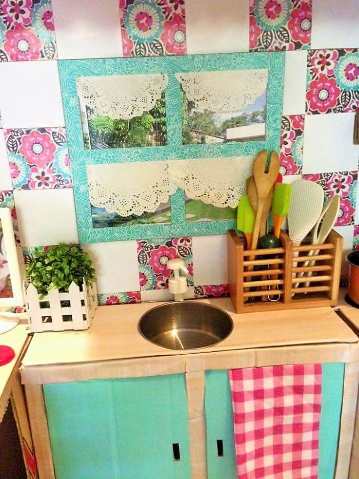 mom-makes-mini-diy-cardboard-kitchen-for-toddler3.jpg