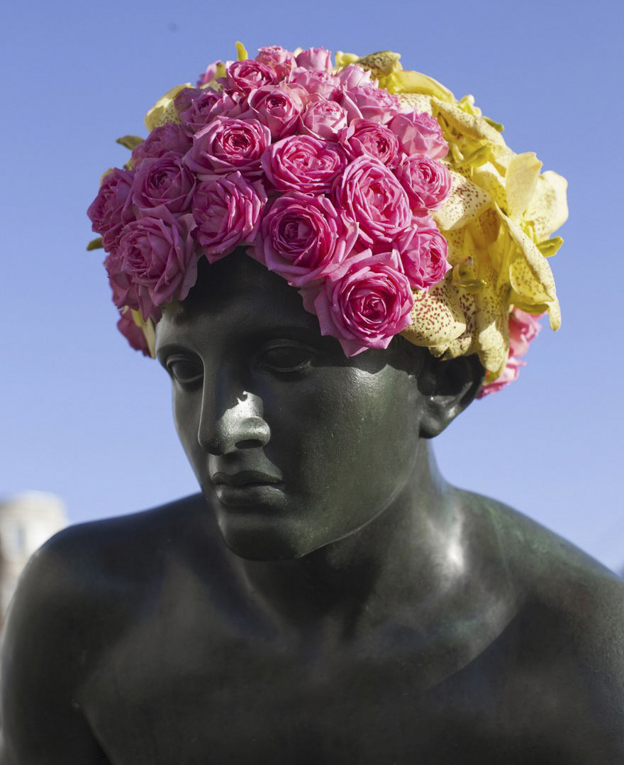flower-crowns-beards-monuments-geoffroy-mottart-brussels-4.jpg