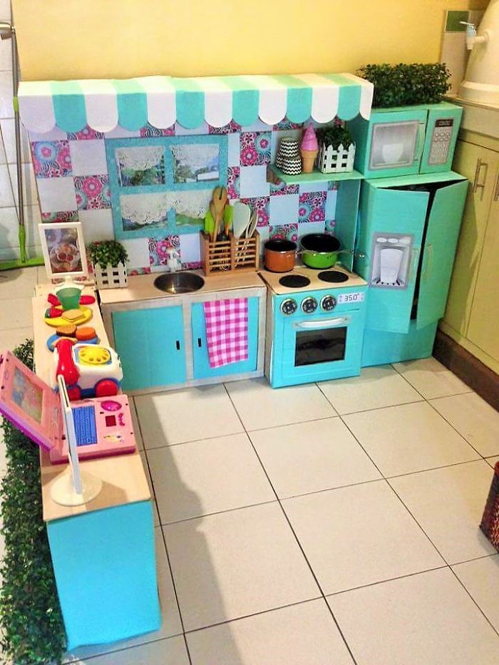 mom-makes-mini-diy-cardboard-kitchen-for-toddler5.jpg