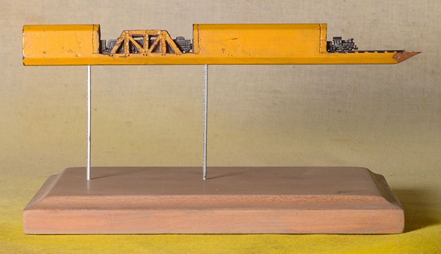 i-found-a-carpenter-pencil-in-the-shop-and-turned-it-into-a-train__880.jpg