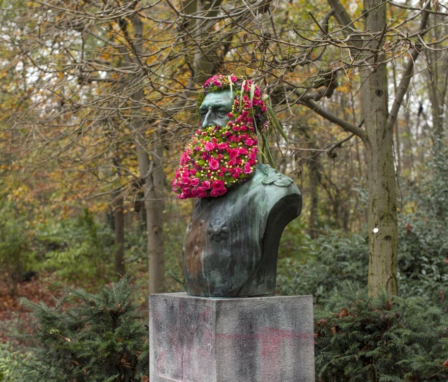 flower-crowns-beards-monuments-geoffroy-mottart-brussels-7.jpg