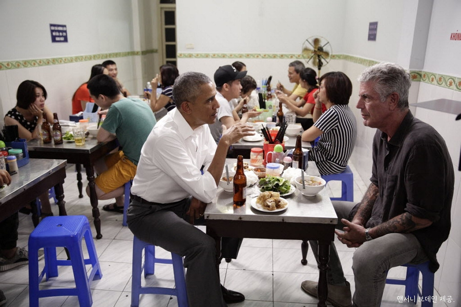 President_Barack_Obama_with_Anthony_Bourdain_at_Bun_cha_Huong_Lien_Restaurant_in_Hanoi_Vietnam-1.jpg