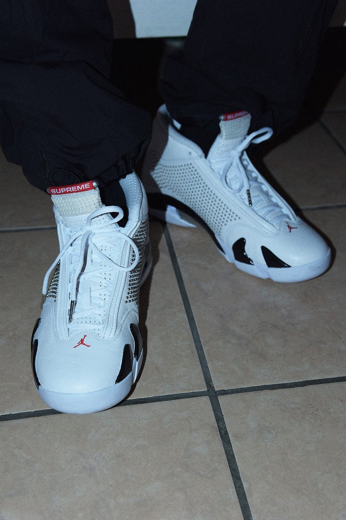 https---kr.hypebeast.com-files-2019-06-supreme-air-jordan-xiv-collab-2019-images_2.jpg