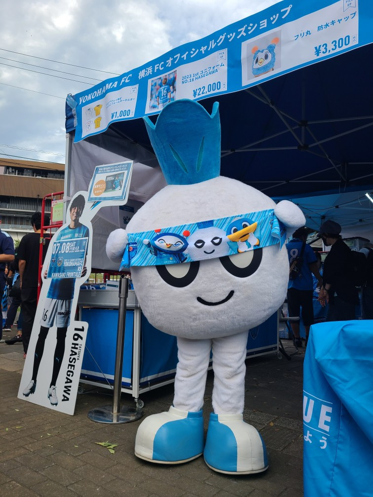 10카와사키에서 굿즈판매하는 요코하마FC, 그곳에 놀러온 카와사키 마스코트. 심지어 요코하마FC가 판매하는 콜라보 굿즈 홍보 중.jpg